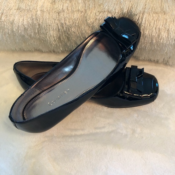 CALVIN KLEIN NWOT SIMONS PATENT LEATHER FRONT BOW - Picture 2 of 7